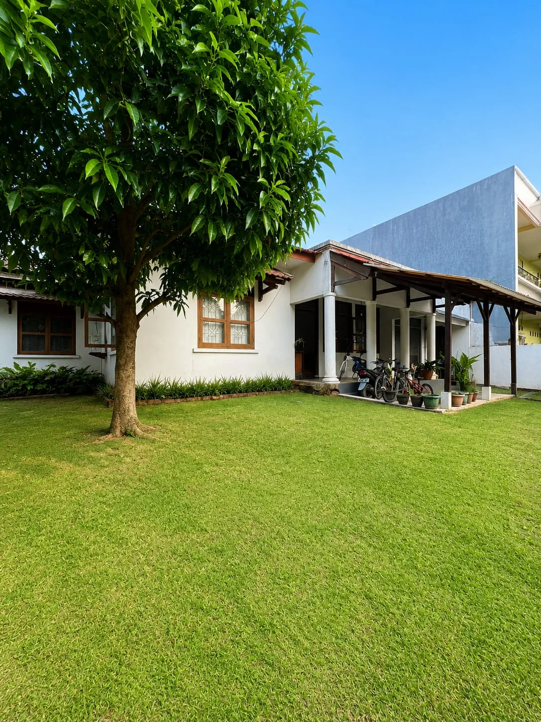 RUMAH DALAM KOMPLEK BERLOKASI STRATEGIS  LEBAK BULUS