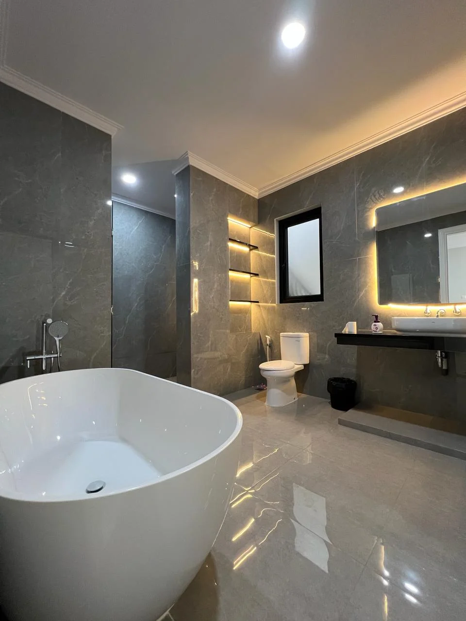 BRAND NEW HOUSE KEBAYORAN BARU JAKARTA SELATAN BEBAS BANJIR