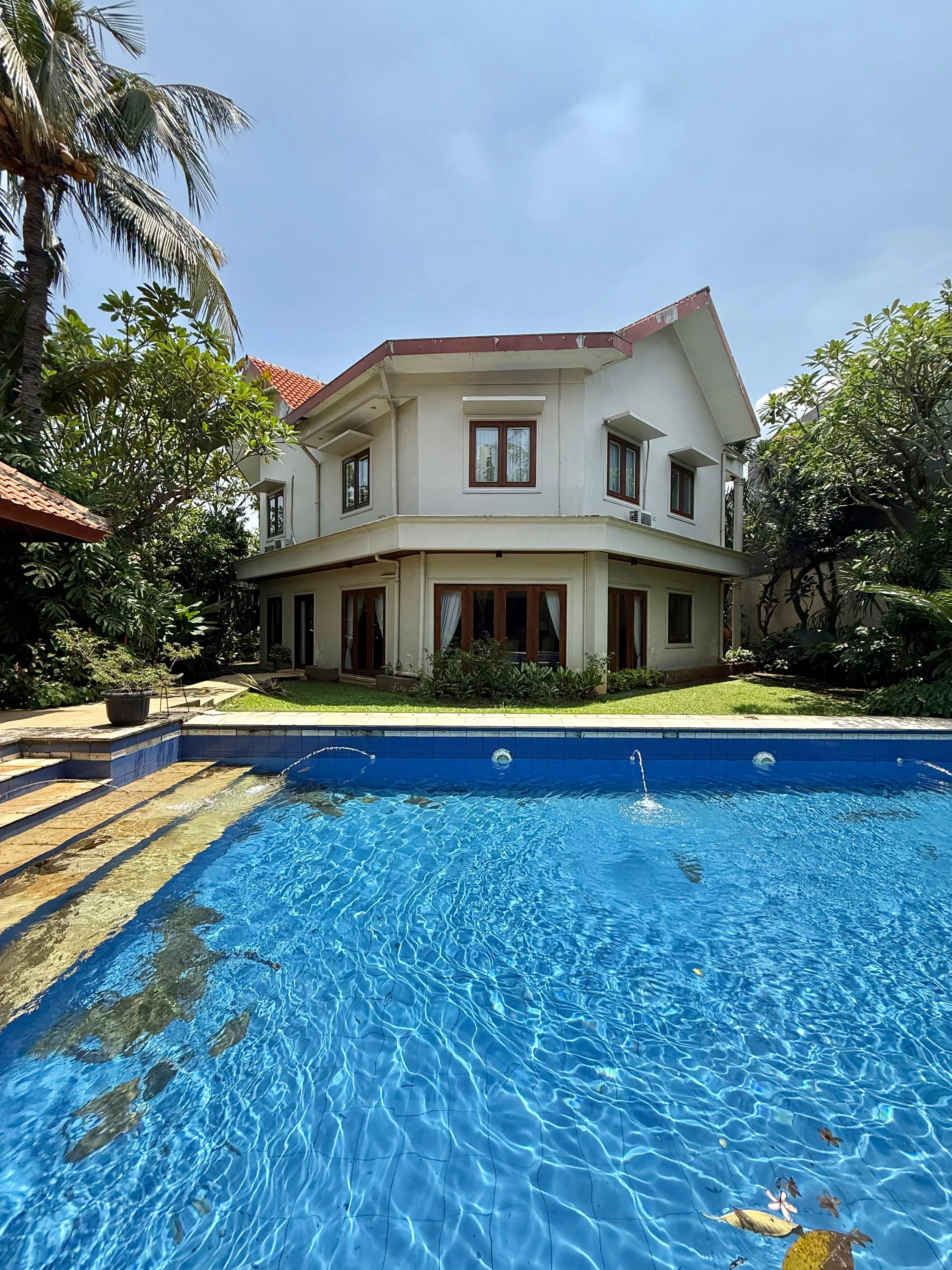 MODERN TROPICAL HOUSE HALAMAN LUAS